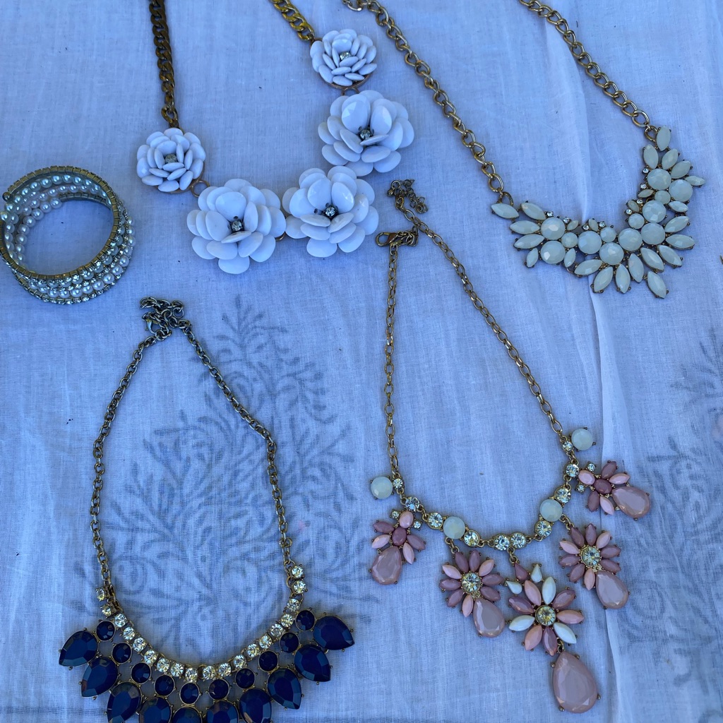 Elegant Floral Necklace Set In Gold And Pink